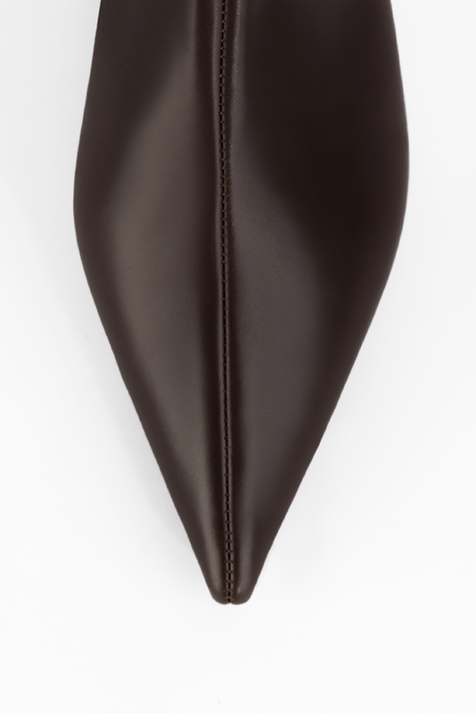 Long shape with a pointed toe, 
                and an arch of 3&frasl;8 in / 1 cm. Top view - Florence KOOIJMAN