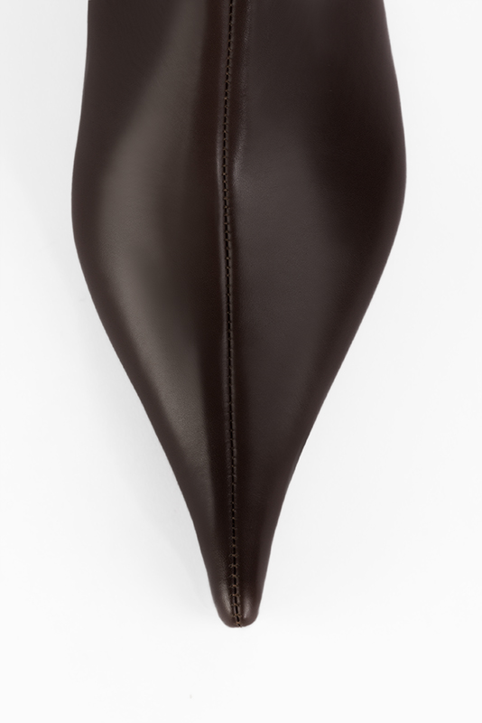 Long shape with a pointed toe, 
                and an arch of 3&frasl;4 in / 2 cm. Top view - Florence KOOIJMAN