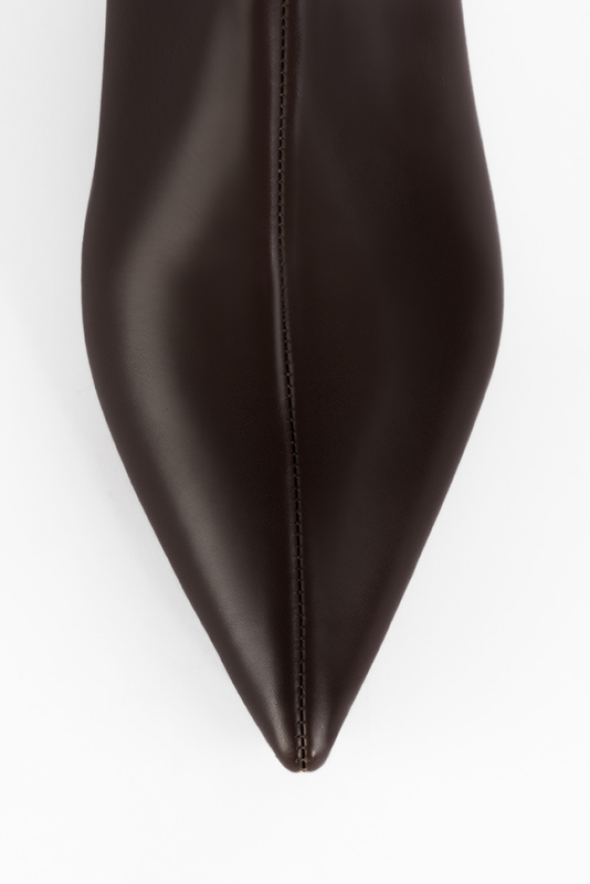 Medium lenght shape with a pointed toe, 
                and an arch of 1 3&frasl;8 in / 3.5 cm. Top view - Florence KOOIJMAN