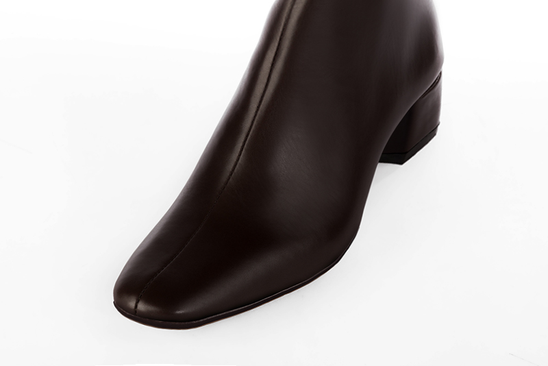 Medium lenght shape with a square toe, 
                    and an arch of 1 3&frasl;8 in / 3.5 cm. Front view - Florence KOOIJMAN