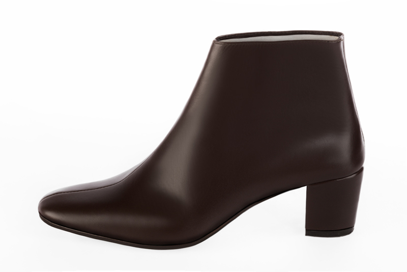 Medium lenght shape with a square toe, 
                and an arch of 1 3&frasl;8 in / 3.5 cm. Profile view - Florence KOOIJMAN