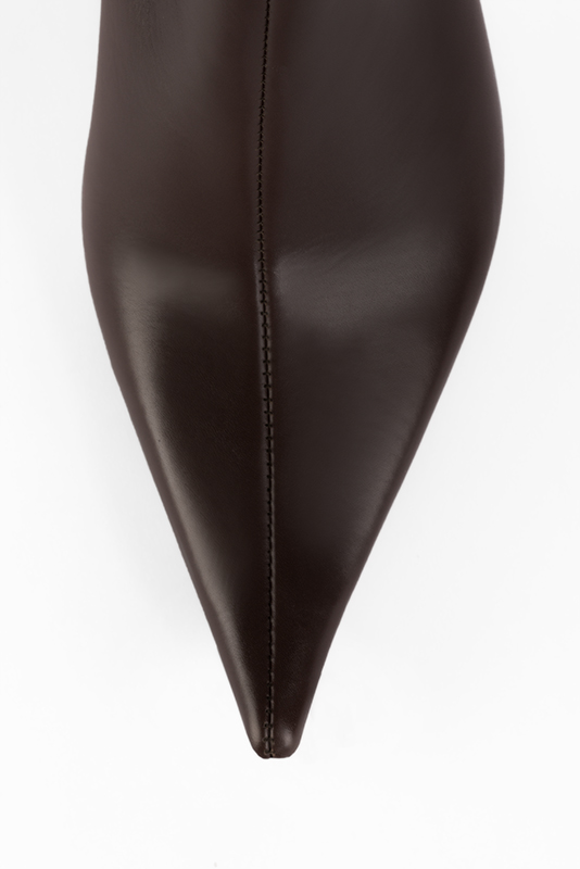 Long shape with a pointed toe, 
                and an arch of 2 1&frasl;8 in / 5.5 cm. Top view - Florence KOOIJMAN