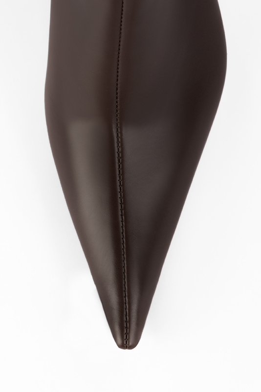 Long shape with a pointed toe, 
                and an arch of 2 1&frasl;8 in / 5.5 cm. Top view - Florence KOOIJMAN