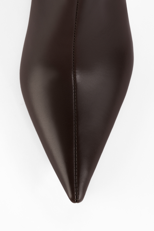 Medium lenght shape with a pointed toe, 
                and an arch of 2 1&frasl;2 in / 6.5 cm. Top view - Florence KOOIJMAN