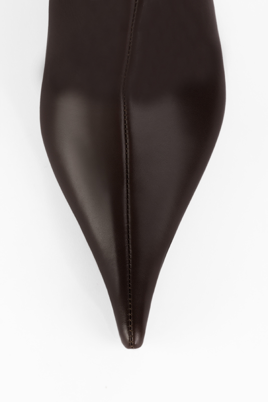 Long shape with a pointed toe, 
                and an arch of 3 in / 7.5 cm. Top view - Florence KOOIJMAN