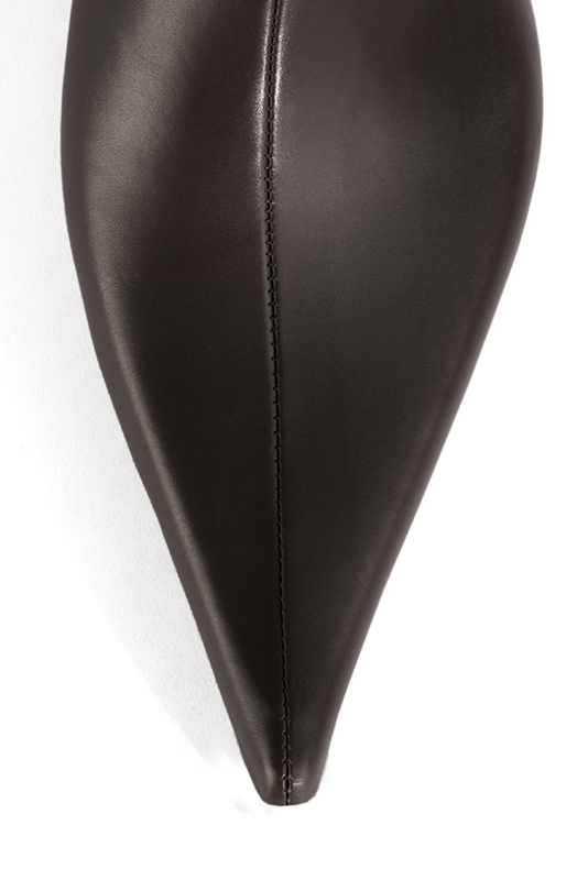 Long shape with a pointed toe, 
                and an arch of 3&frasl;4 in / 2 cm. Top view - Florence KOOIJMAN
