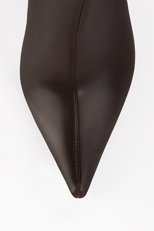 Short shape with a pointed toe, 
                and an arch of 3 1&frasl;2 in / 9 cm. Top view - Florence KOOIJMAN