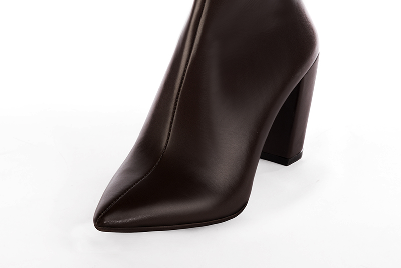 Short shape with a pointed toe, 
                    and an arch of 3 3&frasl;4 in / 9.5 cm - Florence KOOIJMAN