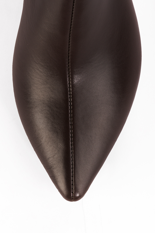 Short shape with a pointed toe, 
                and an arch of 3 3&frasl;4 in / 9.5 cm. Top view - Florence KOOIJMAN