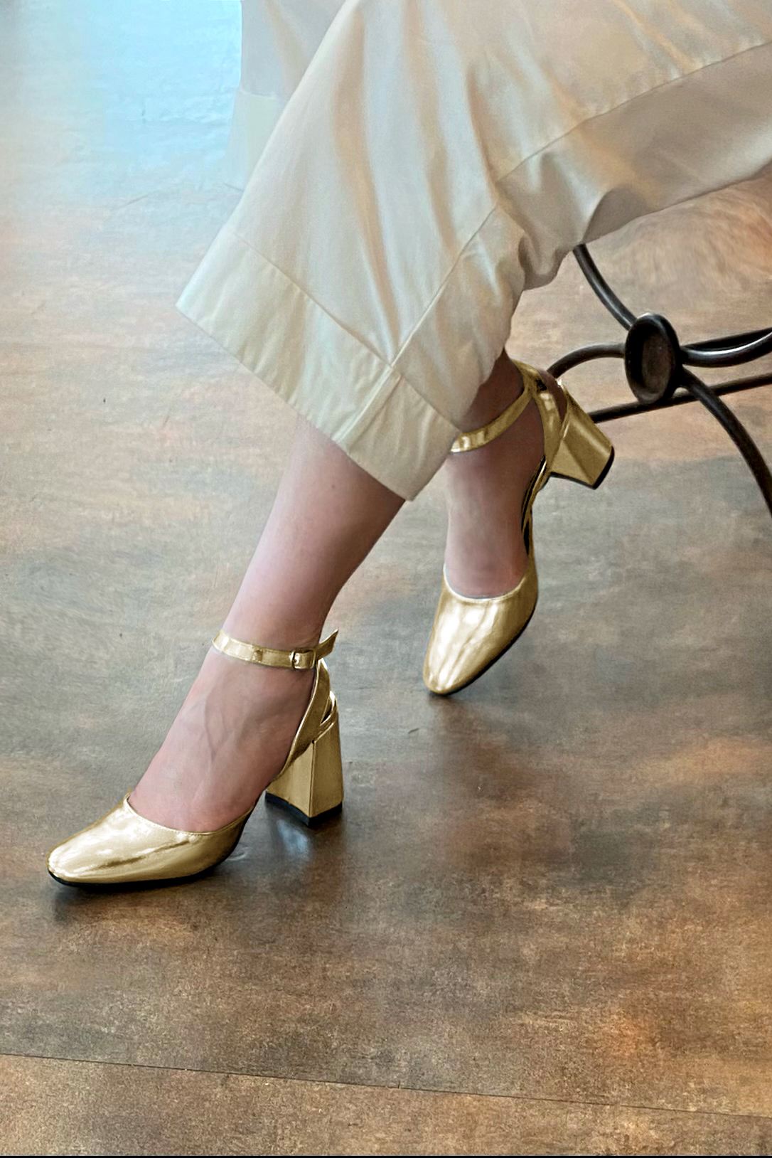 Gold women's open back shoes, with an instep strap. Round toe. High flare heels. Worn view - Florence KOOIJMAN