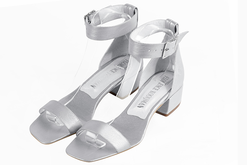 Light silver women's closed back sandals, with a strap around the ankle. Square toe. Low block heels. Front view - Florence KOOIJMAN