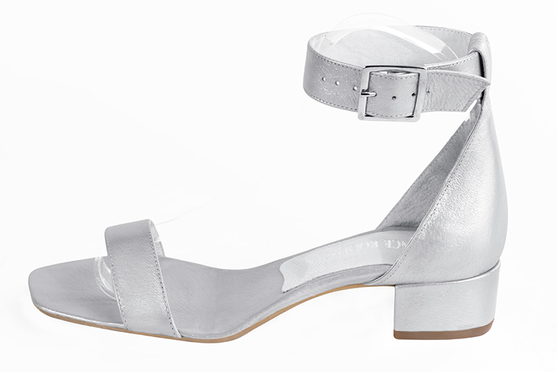 Light silver women's closed back sandals, with a strap around the ankle. Square toe. Low block heels. Profile view - Florence KOOIJMAN