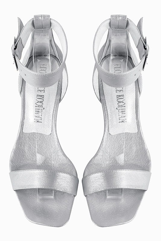 Light silver women's closed back sandals, with a strap around the ankle. Square toe. Low block heels. Top view - Florence KOOIJMAN