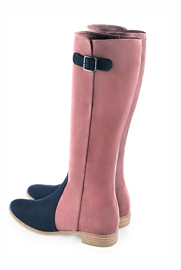 Bottes femme cavalières élégantes et raffinées, réalisées sur mesure, coloris bleu marine et rose vieux rose. Bout rond. Semelle cuir plat. Mollets fins ou larges. Personnalisation : Choix des cuirs, des couleurs et des talons. - Florence KOOIJMAN