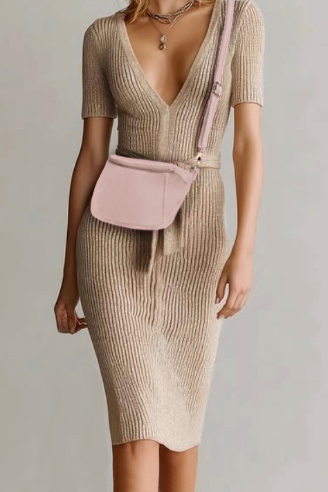Dress handbag in powder pink leather - Worn view