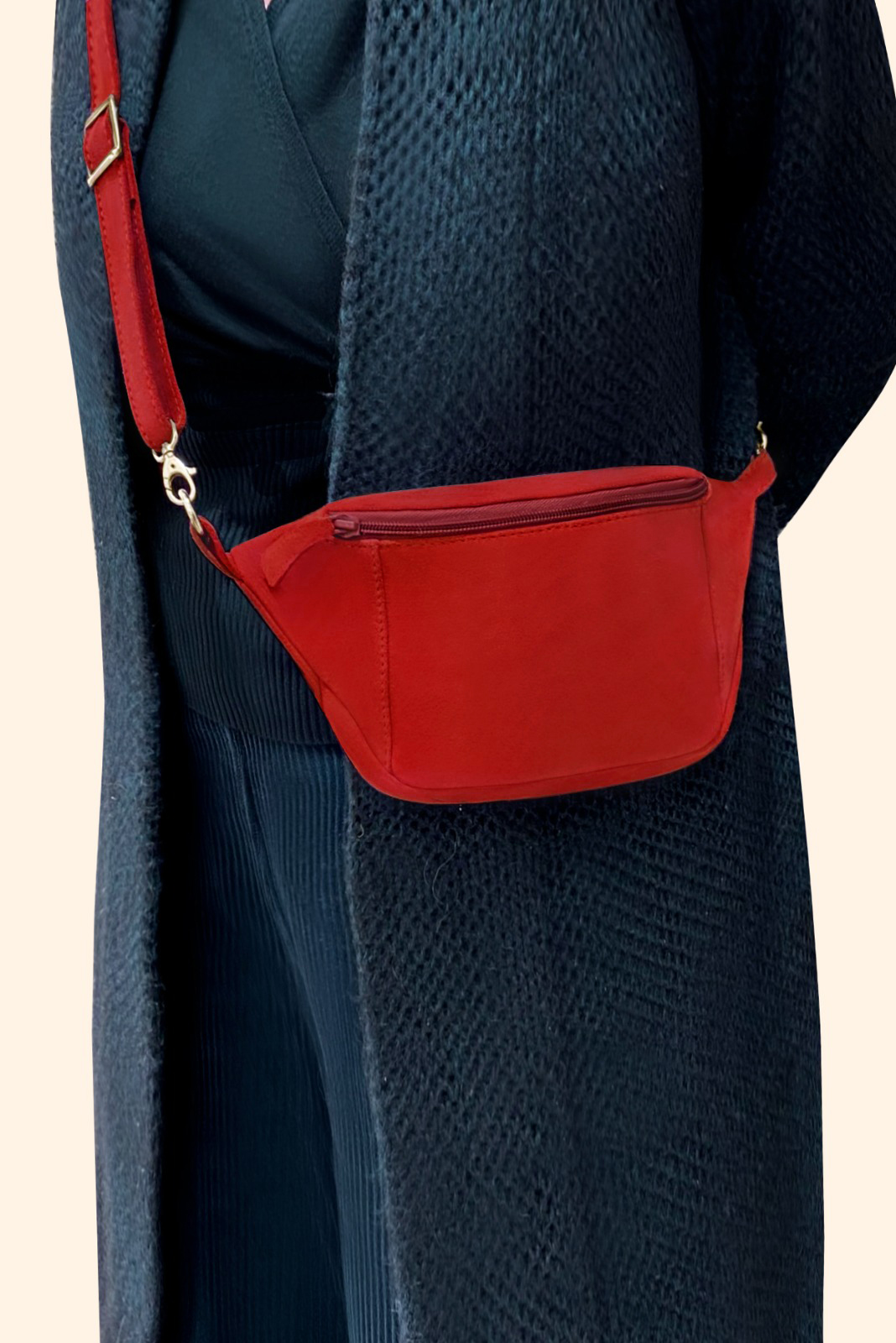 Dress handbag in scarlet red leather - Worn view