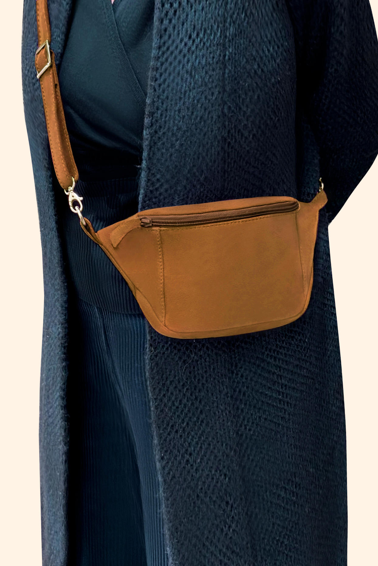 Dress handbag in camel beige leather - Worn view