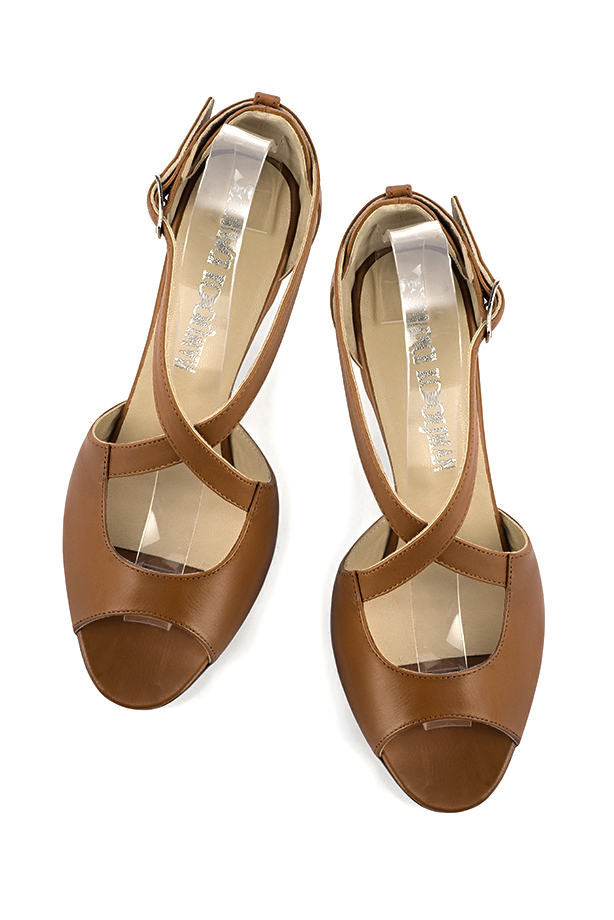 Women's caramel brown elegant sandals closed at the back with crossed straps. Round toe. Medium comma heels - Top view