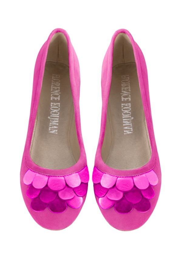 Shocking pink women's ballet pumps, with flat heels. Round toe. Flat leather soles. Top view - Florence KOOIJMAN