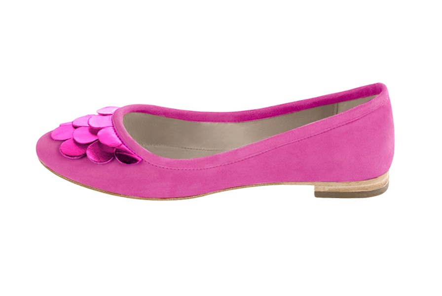 Shocking pink women's ballet pumps, with flat heels. Round toe. Flat leather soles. Profile view - Florence KOOIJMAN