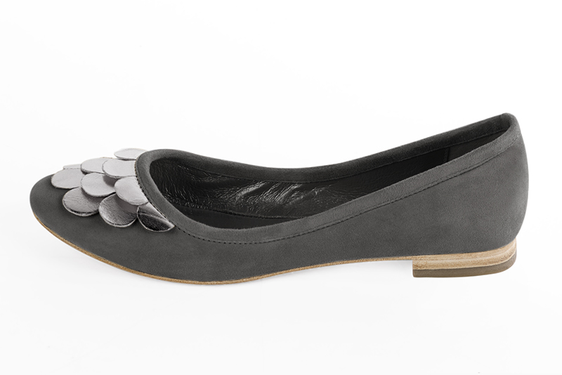 Dove grey and dark silver women's ballet pumps, with flat heels. Round toe. Flat leather soles. Profile view - Florence KOOIJMAN