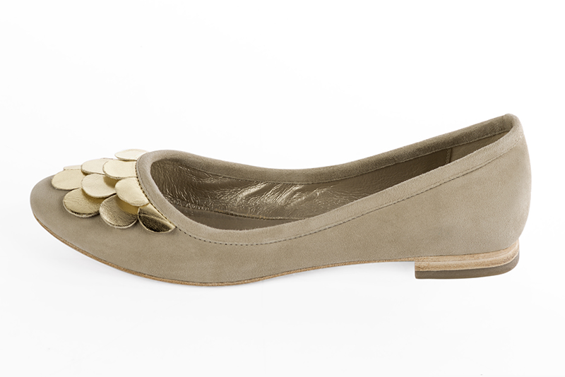 Sand beige and gold women's ballet pumps, with flat heels. Round toe. Flat leather soles. Profile view - Florence KOOIJMAN