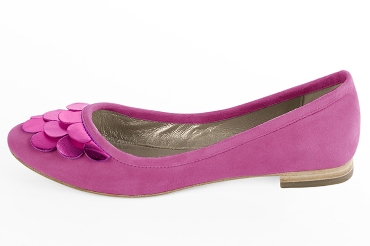 Shocking pink women's ballet pumps, with flat heels. Round toe. Flat leather soles. Profile view - Florence KOOIJMAN