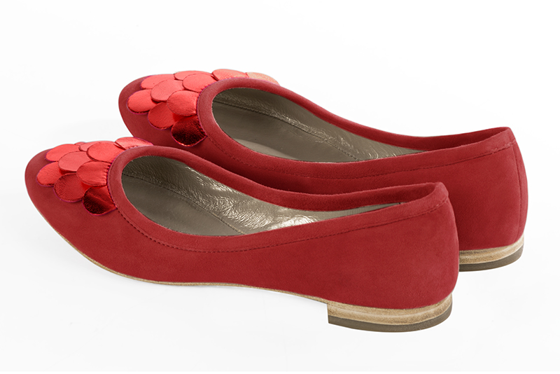Scarlet red women's ballet pumps, with flat heels. Round toe. Flat leather soles. Rear view - Florence KOOIJMAN
