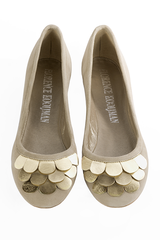 Sand beige and gold women's ballet pumps, with flat heels. Round toe. Flat leather soles. Top view - Florence KOOIJMAN