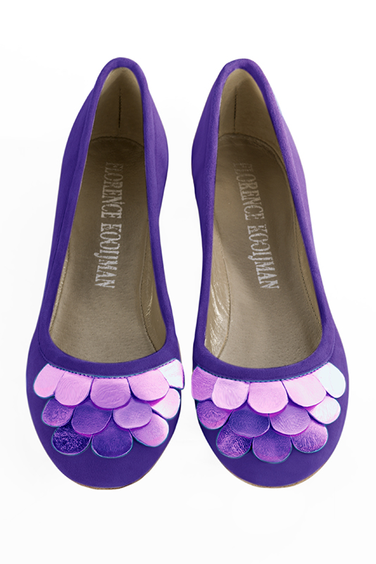 Violet purple women's ballet pumps, with flat heels. Round toe. Flat leather soles. Top view - Florence KOOIJMAN