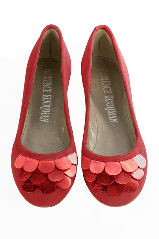 Scarlet red women's ballet pumps, with flat heels. Round toe. Flat leather soles. Top view - Florence KOOIJMAN