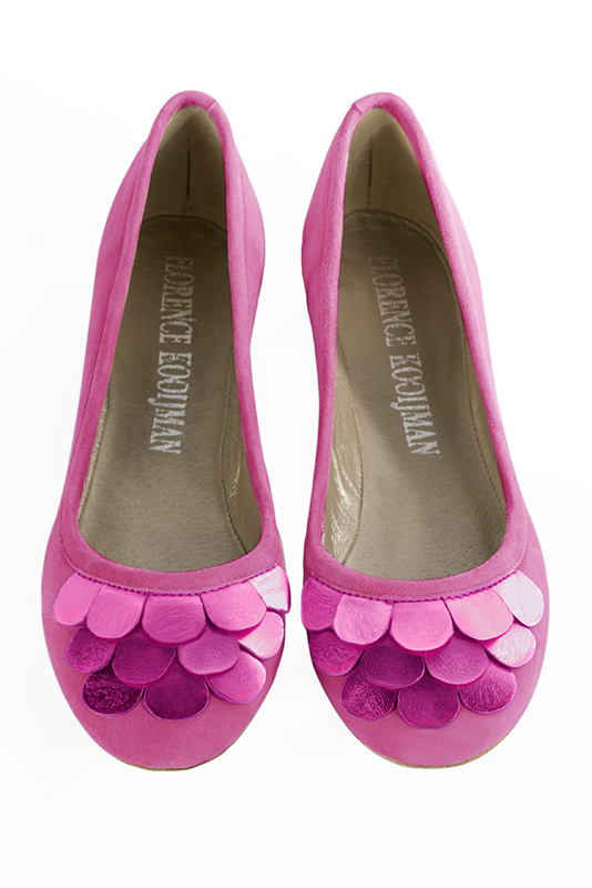 Shocking pink women's ballet pumps, with flat heels. Round toe. Flat leather soles. Top view - Florence KOOIJMAN