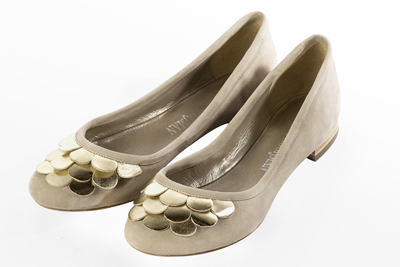 Sand beige and gold women's ballet pumps, with flat heels. Round toe. Flat leather soles. Front view - Florence KOOIJMAN