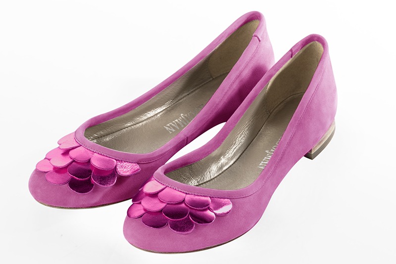 Shocking pink women's ballet pumps, with flat heels. Round toe. Flat leather soles. Front view - Florence KOOIJMAN