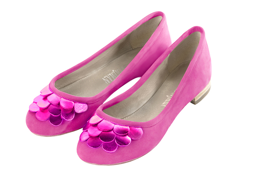 Shocking pink women's ballet pumps, with flat heels. Round toe. Flat leather soles. Front view - Florence KOOIJMAN