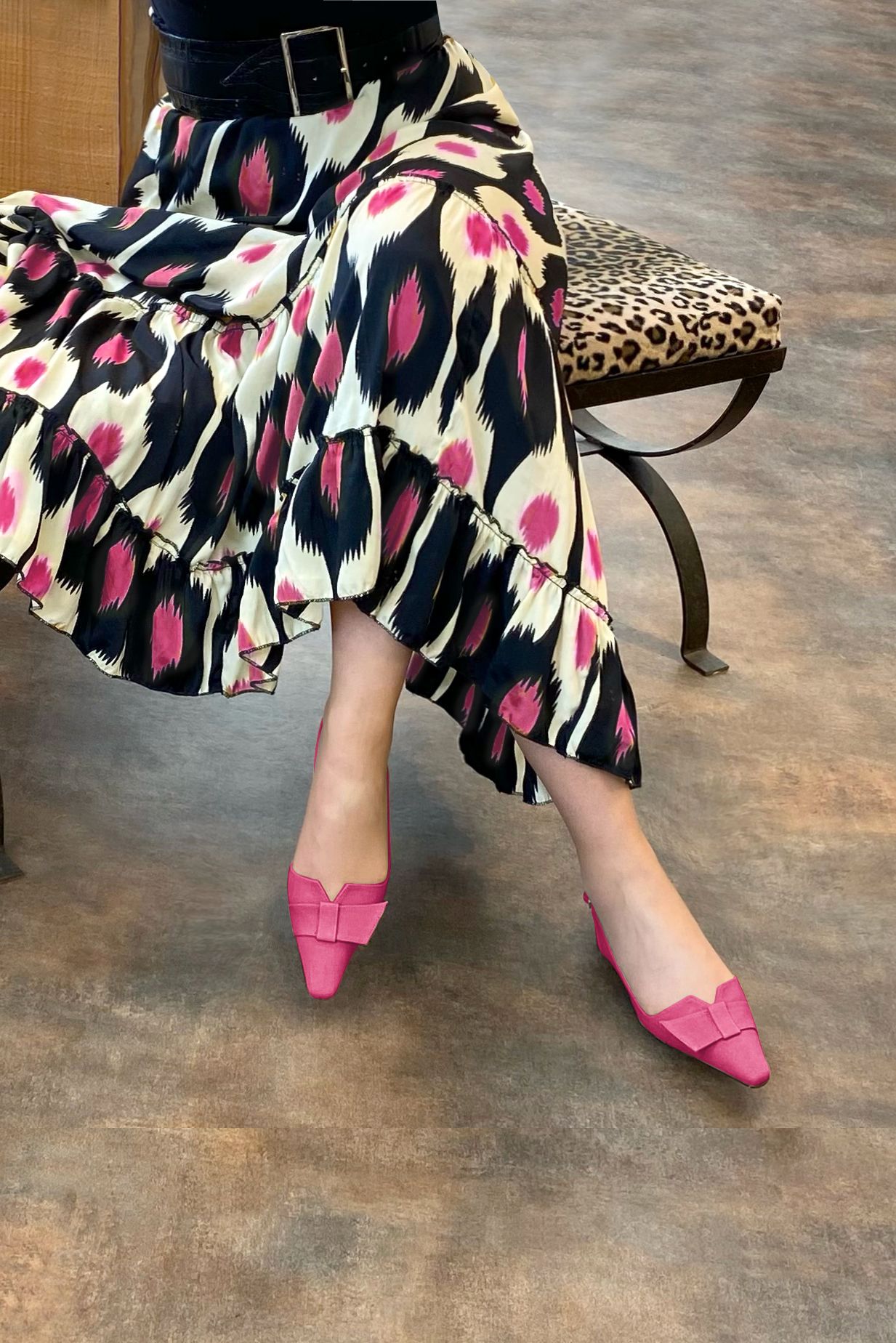 Hot pink open back shoes, with a knot. Tapered toe. Low block heels. Model  : Cecilia Vendome Patte 35