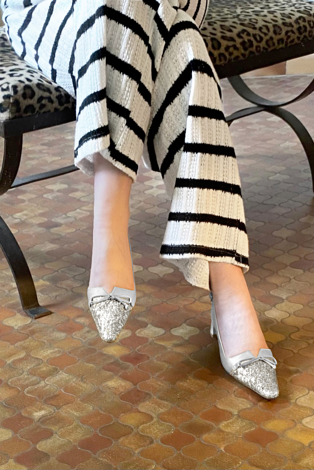 Light silver women's open back shoes, with a knot. Tapered toe. Low kitten heels. Worn view - Florence KOOIJMAN
