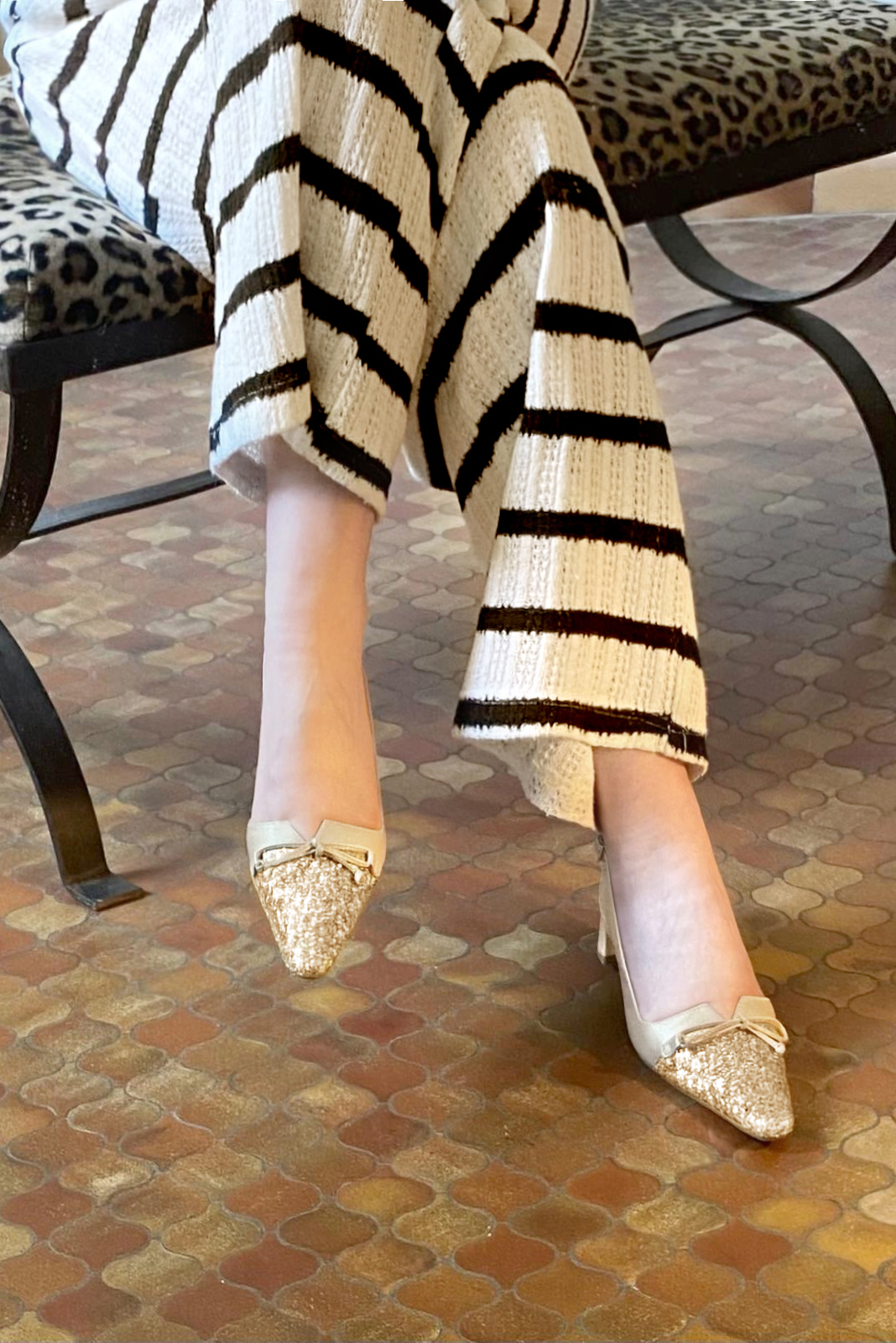Gold women's open back shoes, with a knot. Tapered toe. Low kitten heels. Worn view - Florence KOOIJMAN