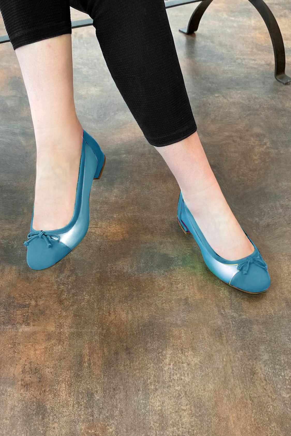 Peacock blue women's ballet pumps, with low heels. Round toe. Flat block heels. Worn view - Florence KOOIJMAN