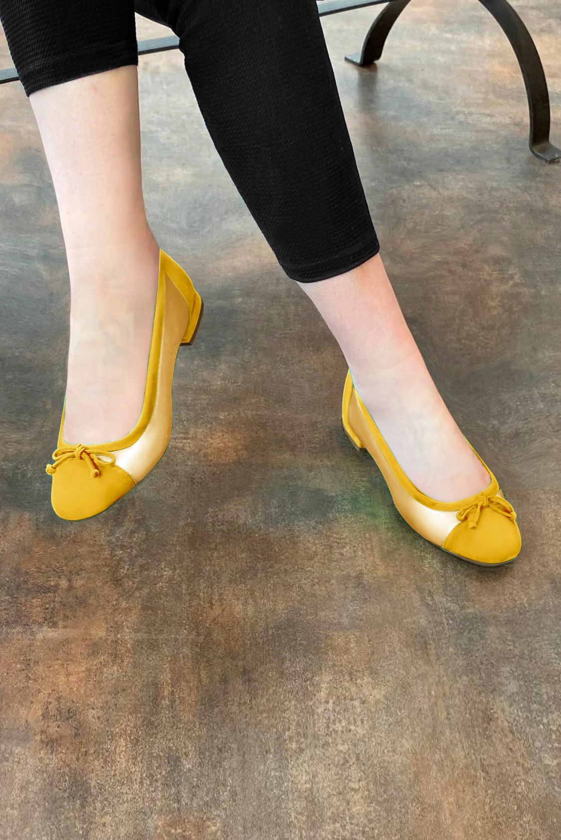 Yellow women's ballet pumps, with low heels. Round toe. Flat block heels. Worn view - Florence KOOIJMAN