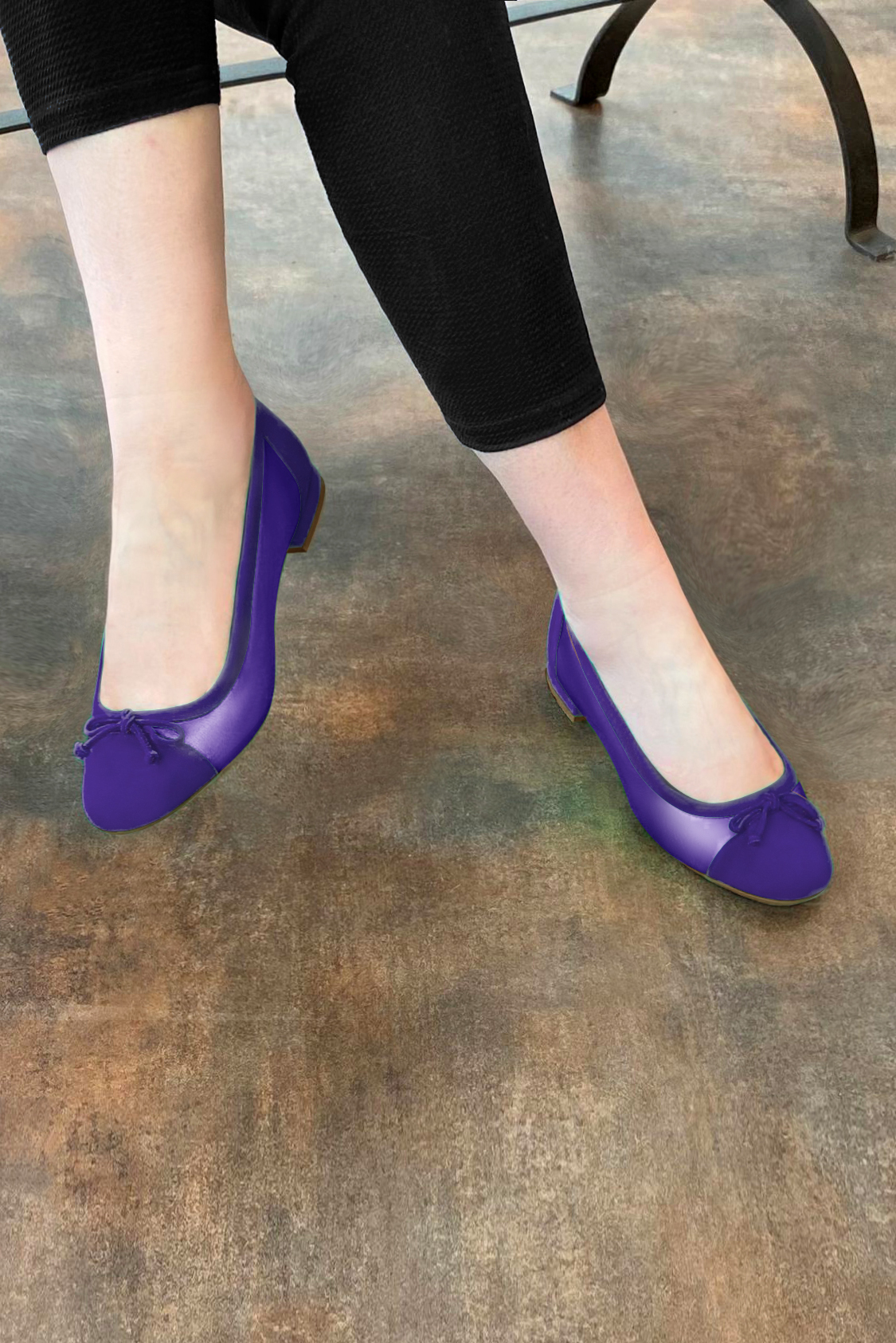 Violet purple women's ballet pumps, with low heels. Round toe. Flat block heels. Worn view - Florence KOOIJMAN