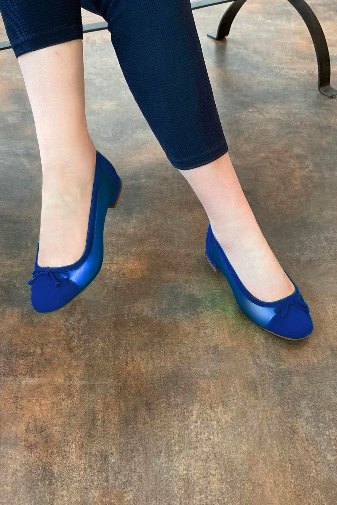 Electric blue women's ballet pumps, with low heels. Round toe. Flat block heels. Worn view - Florence KOOIJMAN