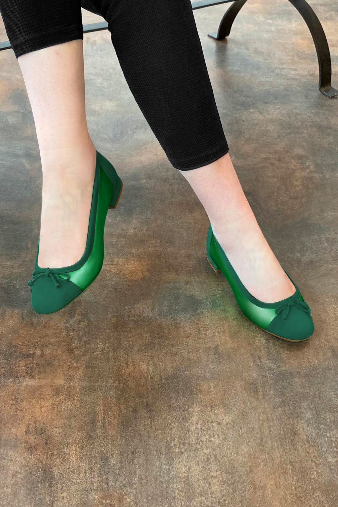 Emerald green women's ballet pumps, with low heels. Round toe. Flat block heels. Worn view - Florence KOOIJMAN