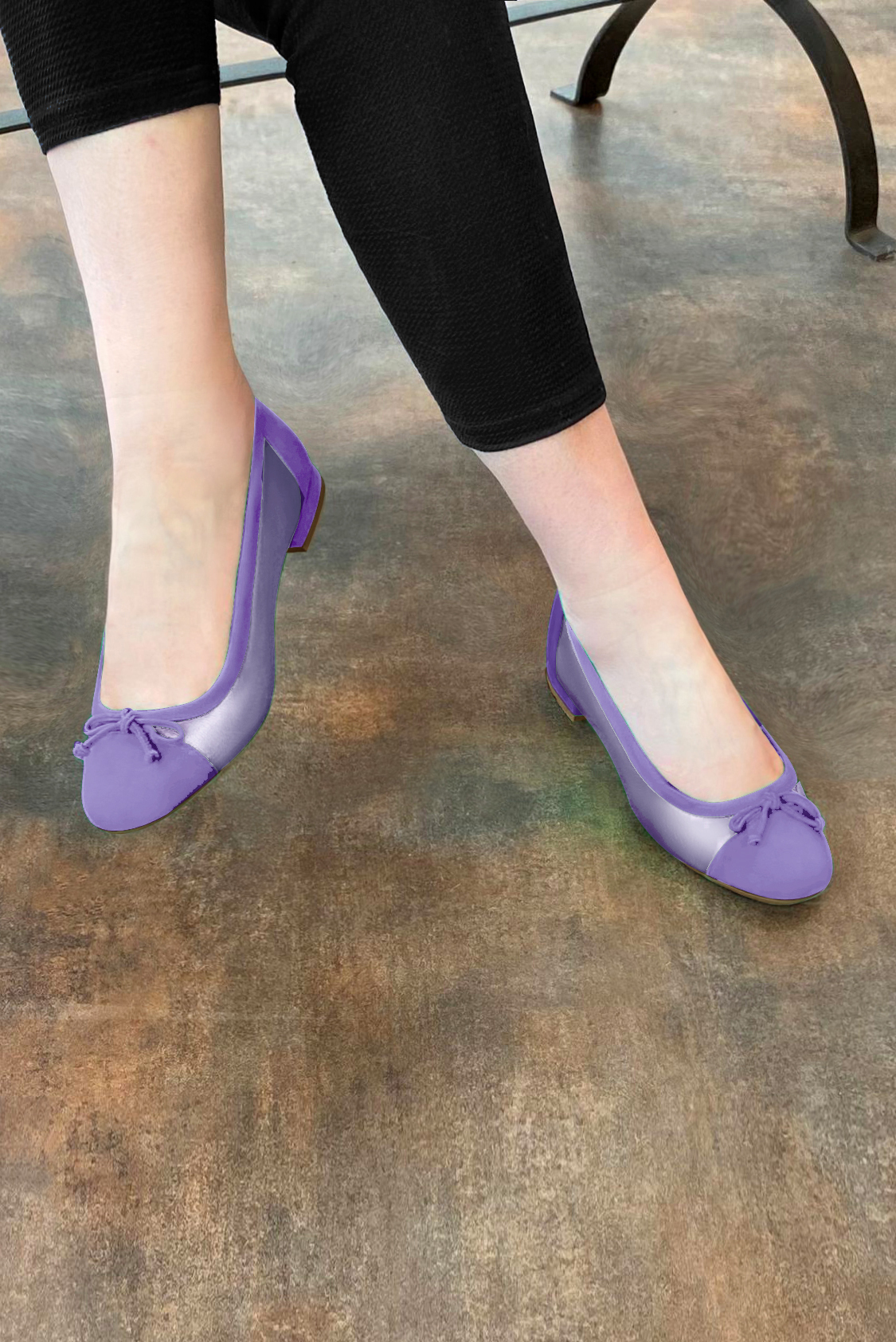 Lavender purple women's ballet pumps, with low heels. Round toe. Flat block heels. Worn view - Florence KOOIJMAN