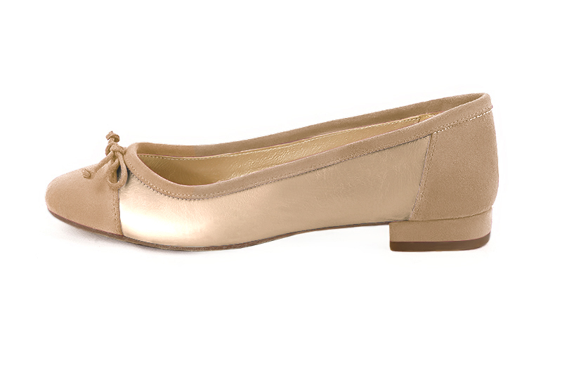 Tan beige and gold women's ballet pumps, with low heels. Round toe. Flat block heels. Profile view - Florence KOOIJMAN