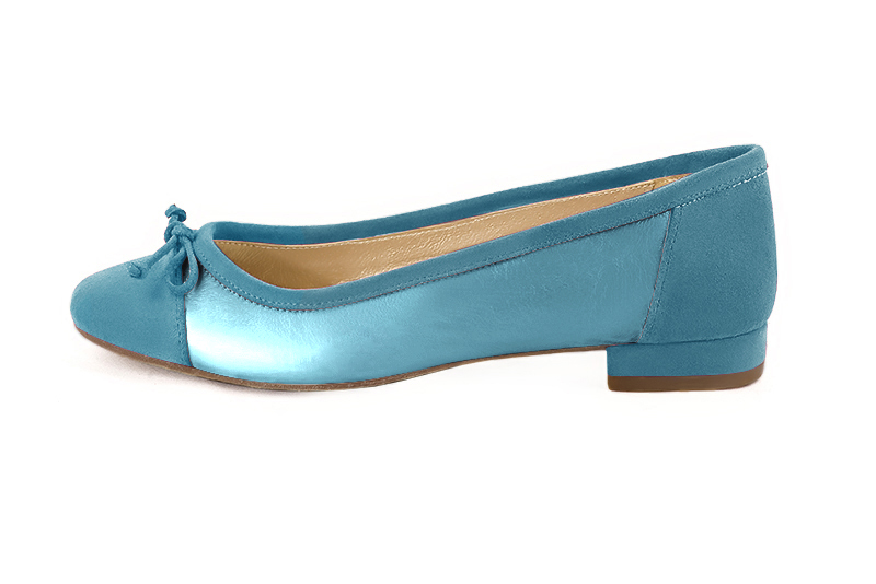 Peacock blue women's ballet pumps, with low heels. Round toe. Flat block heels. Profile view - Florence KOOIJMAN