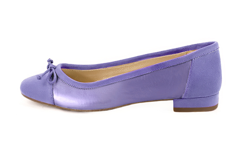 Lavender purple women's ballet pumps, with low heels. Round toe. Flat block heels. Profile view - Florence KOOIJMAN