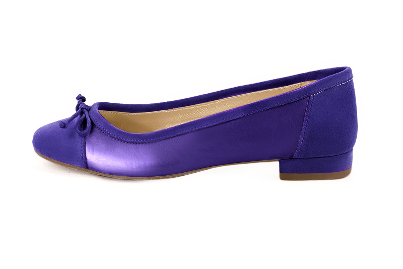 Violet purple women's ballet pumps, with low heels. Round toe. Flat block heels. Profile view - Florence KOOIJMAN