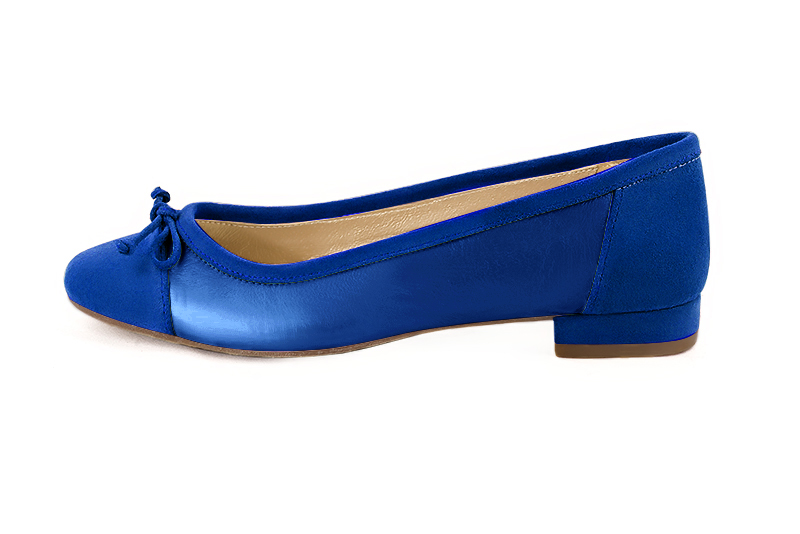 Electric blue women's ballet pumps, with low heels. Round toe. Flat block heels. Profile view - Florence KOOIJMAN