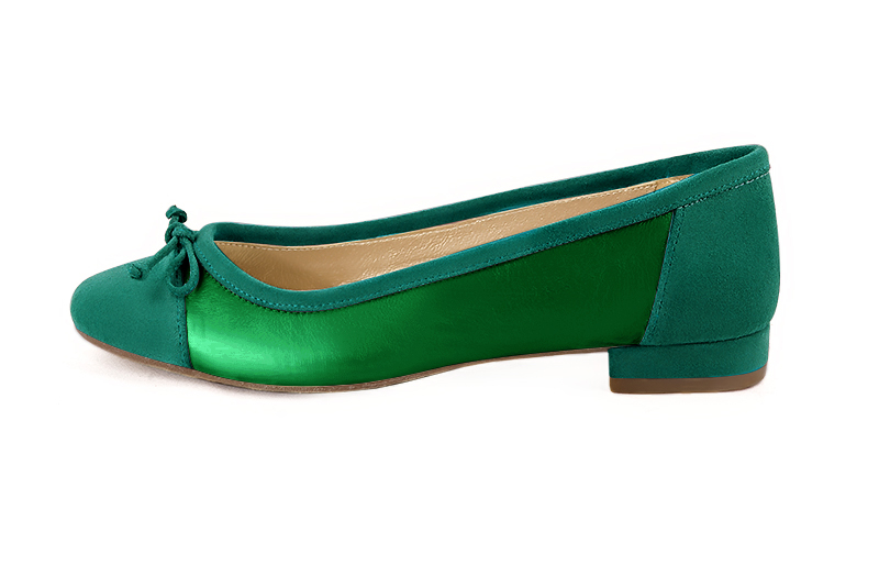 Emerald green women's ballet pumps, with low heels. Round toe. Flat block heels. Profile view - Florence KOOIJMAN
